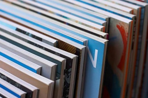 41e912cc-afc0-42dd-96ca-6539e9e31026_shutterstock_20999800_boeken_tijdschriften_stapel_bibliotheek-kopie_490x330_ecefc5f6_586x394