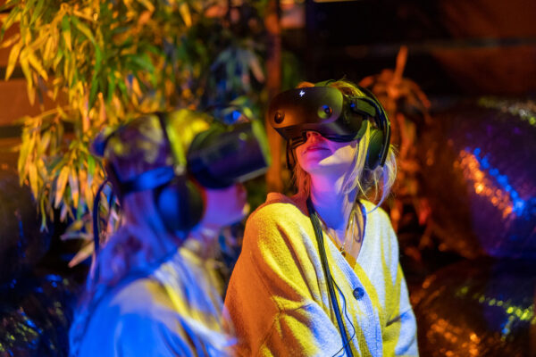 Afbeelding-VR-headset-Beeld-W.-van-Alewijk