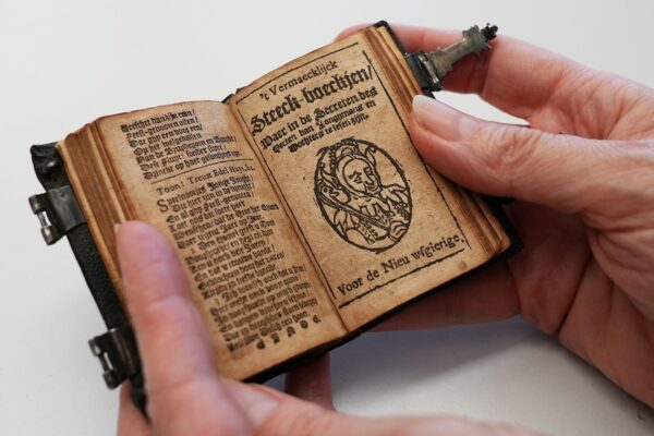 Editie uit 1690 van ’t Vermaecklijck Steeck-boeckjen, Waer in de Secreten des Herten van Jonghmans en Dochters te lesen