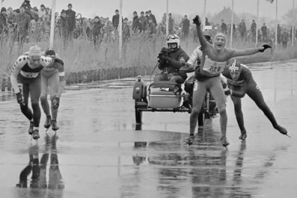 Elfstedentocht_finish_(1985) Wikipedia, foto door Rob C. Croes - Nationaal Archief, CC0,
