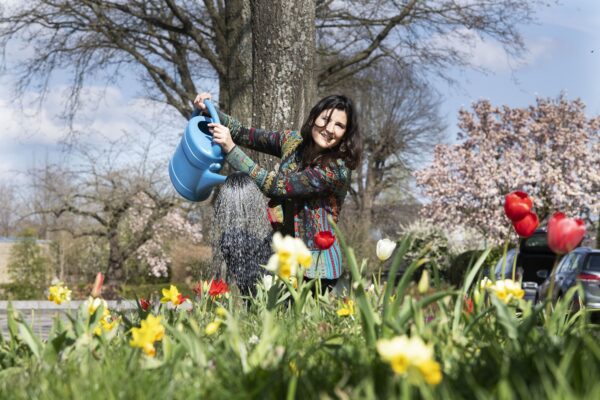 Bunnik Jenny van Gestel tussen de bloemen in de wijk.
Foto William Hoogteyling