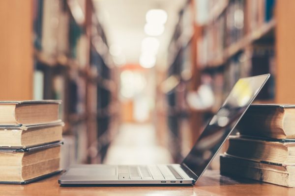 Laptop-Boeken-Bibliotheek-Blur