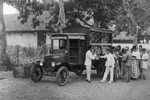 bus-van-balai-jaren-30-met-publiek-wereldculturen-3 kopie